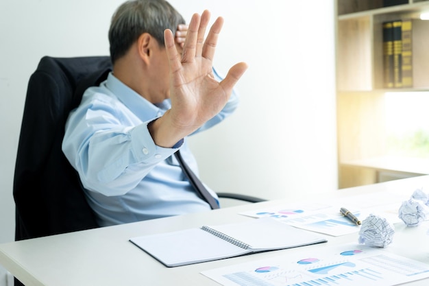 Coupe médiane d'un homme travaillant sur une table
