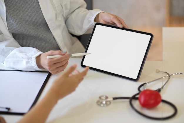 Coupe médiane d'un homme utilisant une tablette numérique à la table