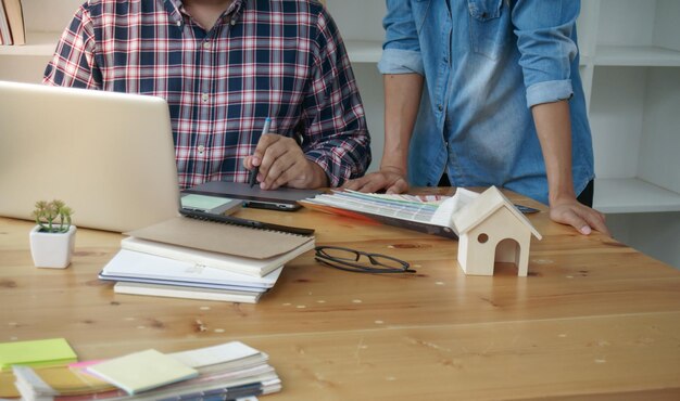 Coupe médiane d'un homme utilisant un téléphone portable assis sur une table