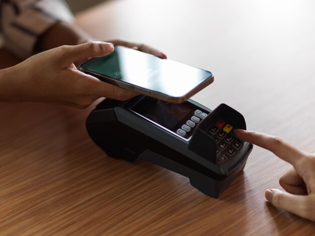 Photo coupe médiane d'un homme utilisant un téléphone portable sur une table