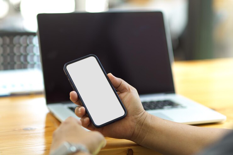 Photo coupe médiane d'un homme utilisant un téléphone portable sur une table