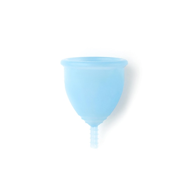 Coupe menstruelle bleue isolée sur fond blanc Hygiène intime féminine Concept de santé des femmes alternatives écologiques zéro déchet