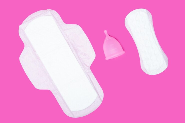 Photo coupe menstruelle coussinette féminine régulière et doublure de culotte sur fond rose vue de dessus concept zéro déchet produits menstruels écologiques