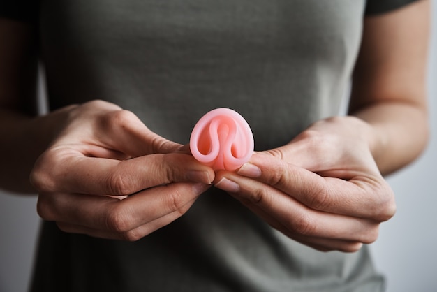 Coupe menstruelle dans les mains de la femme