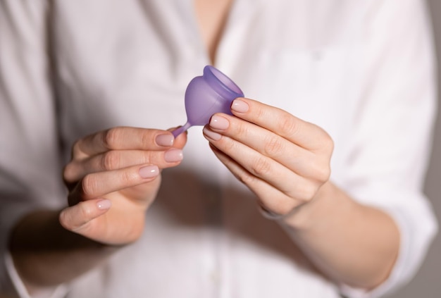 Coupe menstruelle entre les mains d'une femme