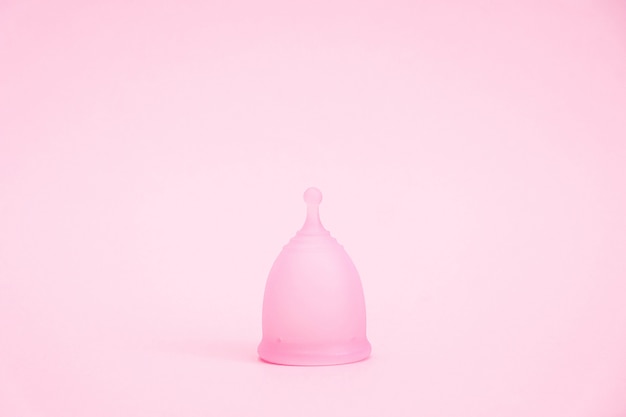 Coupe menstruelle sur fond rose. Produit alternatif d&#39;hygiène féminine pendant la période. Concept de santé des femmes.