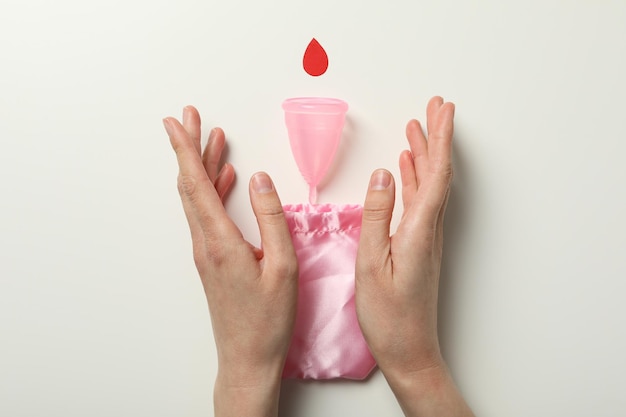 Photo coupe menstruelle avec un sac sur un fond blanc