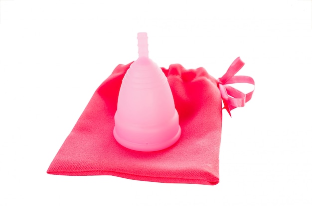 Coupe menstruelle avec sac isolé sur fond blanc.