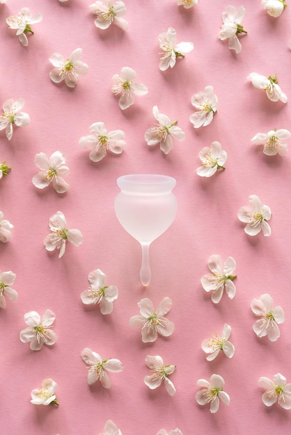 Coupe menstruelle en silicone pour la santé des femmes et l'hygiène alternative avec des fleurs de printemps