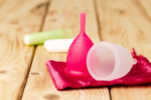 Coupe menstruelle et tampon médical se bouchent