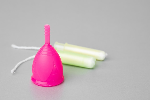 Coupe menstruelle et tampon médical se bouchent