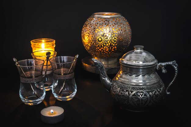 Coupe métallique et verres en verre turc avec bougies