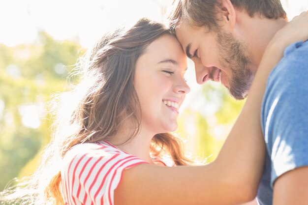 Coupé mignon souriant les uns aux autres dans le parc