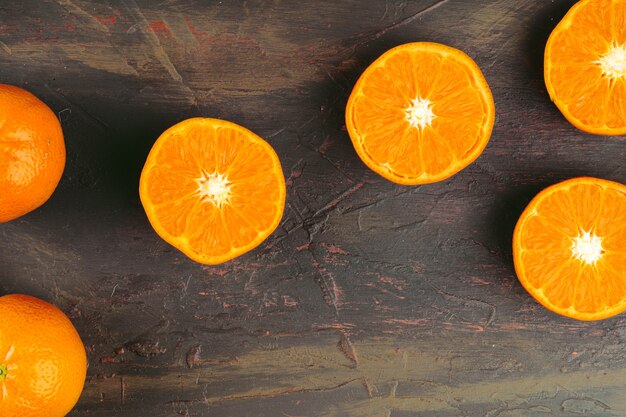 Coupé en morceaux d'oranges mûres juteuses bouchent