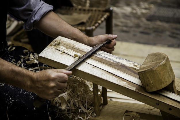 Coupe moyenne du bois de rasage du charpentier dans l'atelier