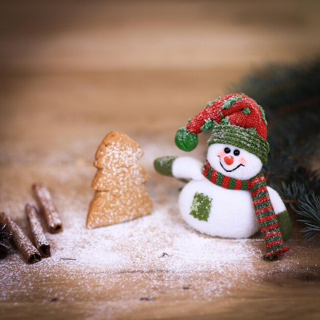 Coupe de Noël et un bonhomme de neige jouet sur fond de bois