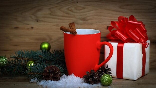 Coupe de Noël et le cadeau de Noël sur fond de bois