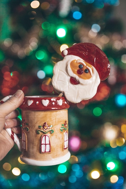 Coupe de Noël dans la main d'une femme