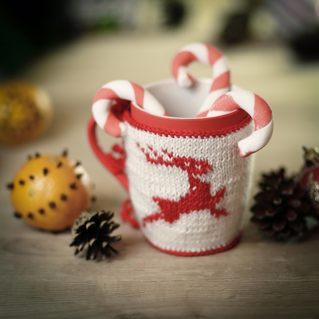 Coupe de Noël et oranges sur fond de bois flou