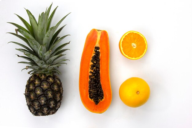 Coupe orange juteuse isolée et un morceau de papaye en tranches sur fond blanc ENSEMBLE de papaye de fruits sains