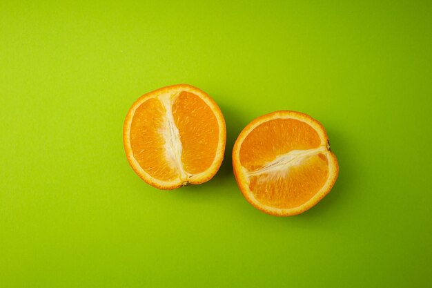 Une coupe orange ornée lumineuse sur un fond vert