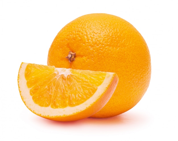 Une coupe d&#39;oranges isolées