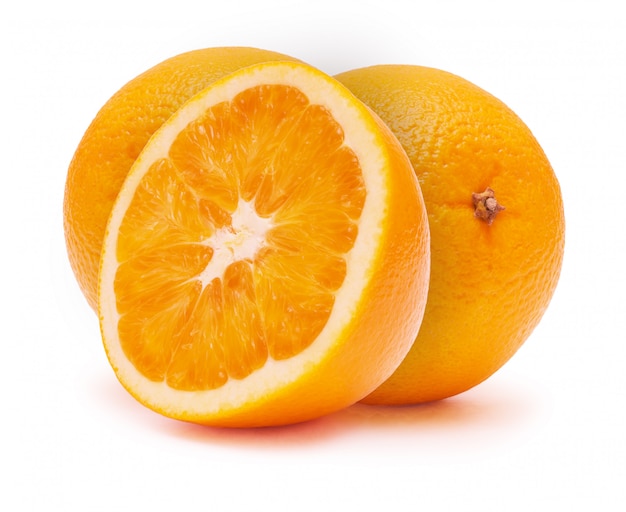 Une coupe d&#39;oranges isolées