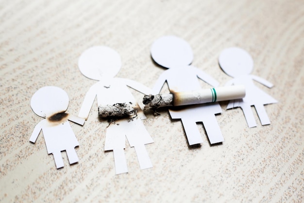 Coupe papier de la famille détruite par les cigarettes Drogues détruisant le concept de famille Journée mondiale sans tabac