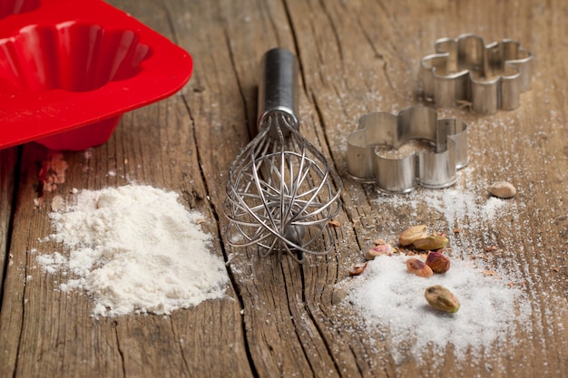 Coupe-pâte, sucre et biscuits