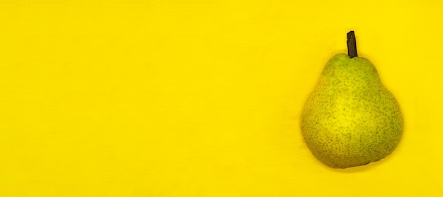 Coupe de poire juteuse isolée sur fond jaune se bouchent avec un espace vide pour votre texte