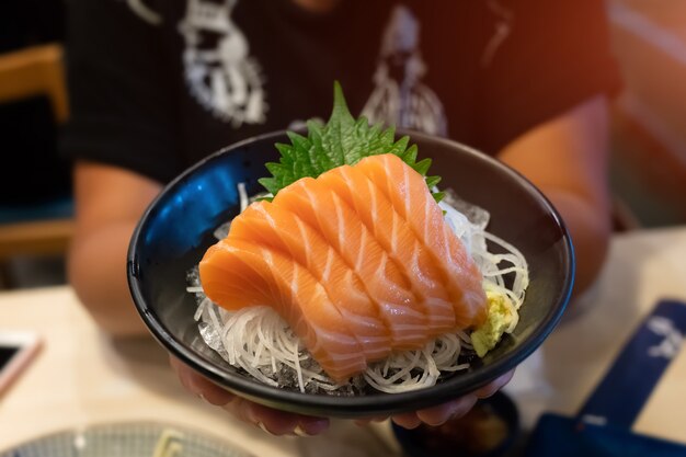 Coupe de sashimi aux amandes sur un modèle japonais.