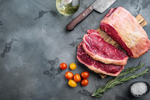 Coupe de steak de boeuf biologique cru de Kansas City, sur fond gris, vue de dessus, avec espace de copie pour le texte