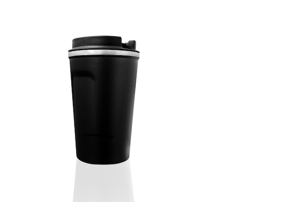 Coupe thermo noire pour le thé ou le café sur un fond blanc Coupe thermos pour boissons chaudes