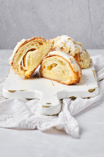 Coupe transversale d'un croissant avec des copeaux de caramel et d'arachides coupés en deux sur fond clair