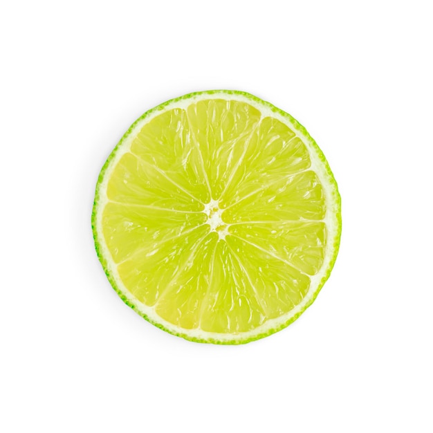 Coupe transversale d'une tranche d'agrumes de citron vert aigre rafraîchissante pleine de vitamines et d'antioxydants sur blanc