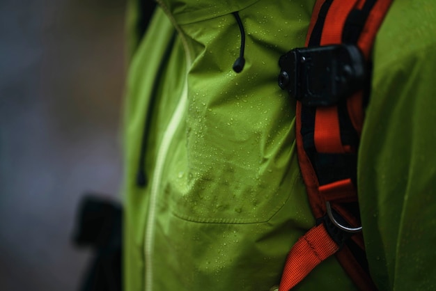 Coupe-vent imperméable vert et sac à dos orange