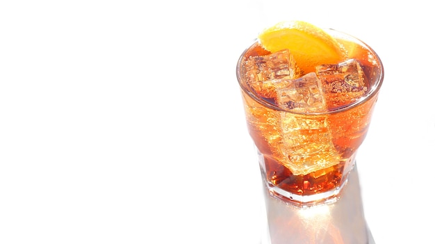 Coupe de vermouth frais avec soda dans une journée ensoleillée