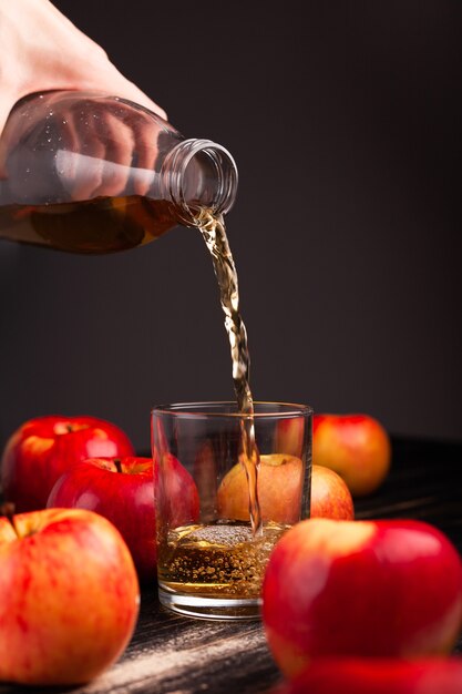 Coupe en verre avec jus de pomme