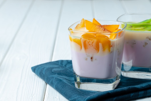 Coupe en verre avec yogourt et tranches de fruits