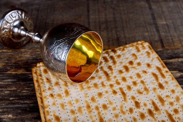 Coupe à vin en argent avec matzah, symboles juifs pour les vacances de Pessah. Concept de la pâque.