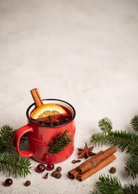 Coupe de vin chaud sur tableau blanc