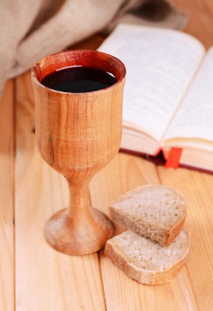 Coupe de vin et de pain sur la table libre