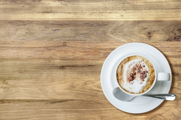 Coupe vue de dessus du café sur la table en bois.