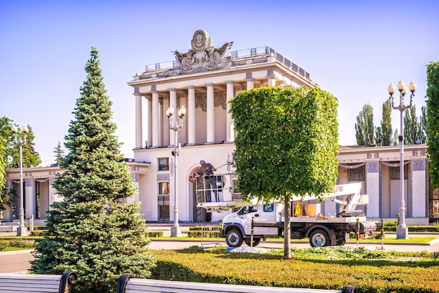 Photo couper les arbres d'un pavillon de voiture complexe d'exposition des chemins de fer russes vdnkh moscou