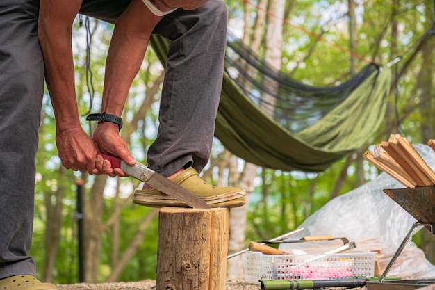 Couper des bûches au camp