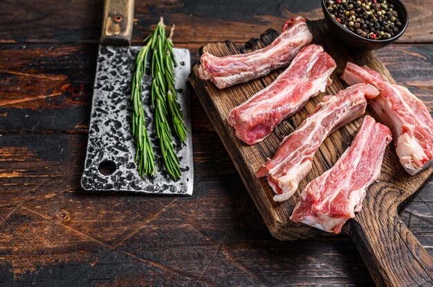 Couper les côtes de longe de veau en tranches sur une planche à découper en bois