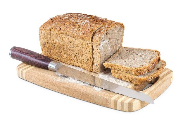 Couper du pain complet et un couteau sur une planche à découper