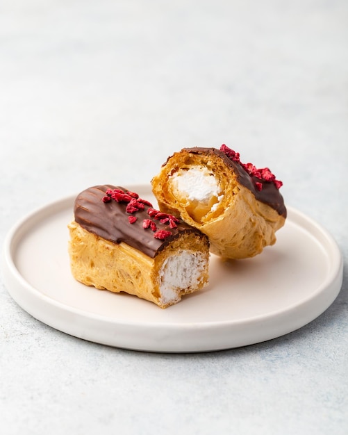 Couper l'éclair sur une plaque sur un fond blanc