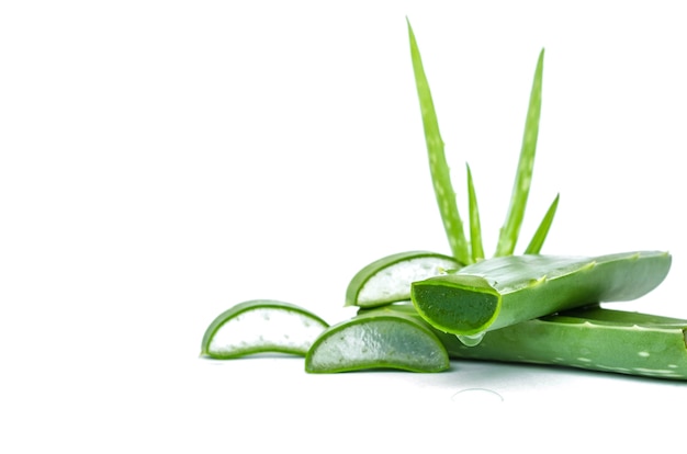 couper la feuille fraîche d&#39;aloe vera isolé sur fond blanc