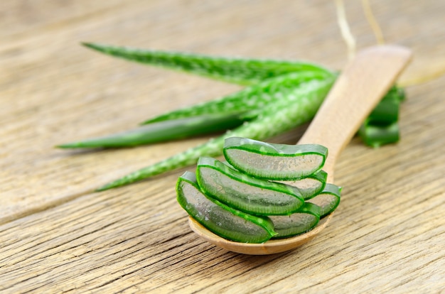 Couper les feuilles d&#39;Aloe Vera dans une cuillère en bois.